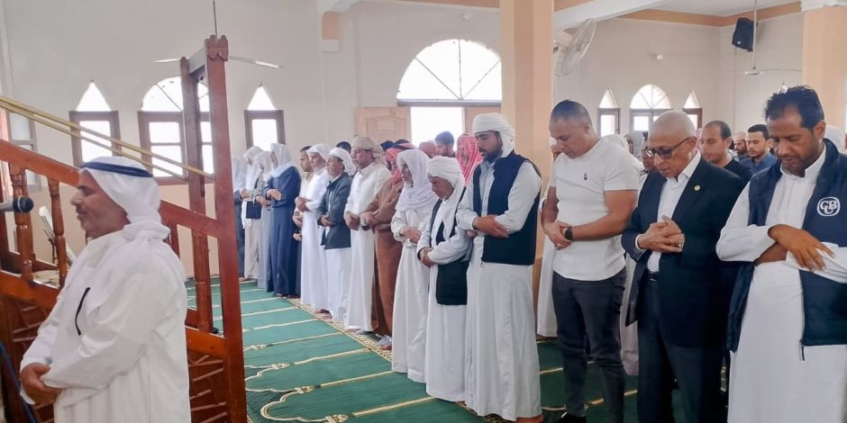 محافظ شمال سيناء يؤدي صلاه العيد وسط جموع المواطنين في مسجد الشلاق بالشيخ زويد (صور) محافظ شمال سيناء يؤدي صلاه العيد وسط جموع المواطنين في مسجد الشلاق بالشيخ زويد (صور)