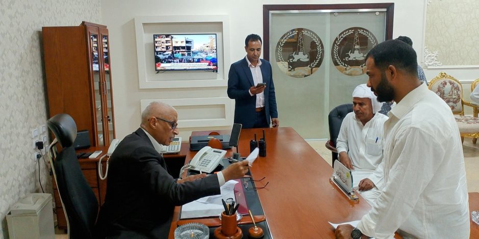 محافظ شمال سيناء يصدق على عدد من طلبات المواطنين ويلتقي مشايخ ورموز القبائل ورئيس جامعة العريش محافظ شمال سيناء يصدق على عدد من طلبات المواطنين ويلتقي مشايخ ورموز القبائل ورئيس جامعة العريش