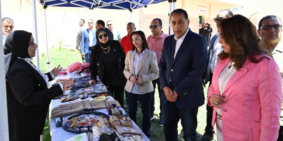 رئيس الوزراء يتفقد مشروع "كتابك" الثقافى بقرية زاوية صقر بمحافظة البحيرة رئيس الوزراء يتفقد مشروع "كتابك" الثقافى بقرية زاوية صقر بمحافظة البحيرة