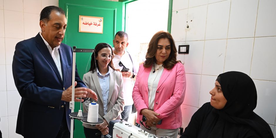 رئيس الوزراء يتفقد "مشغل البحراوية" بقرية زاوية صقر رئيس الوزراء يتفقد "مشغل البحراوية" بقرية زاوية صقر