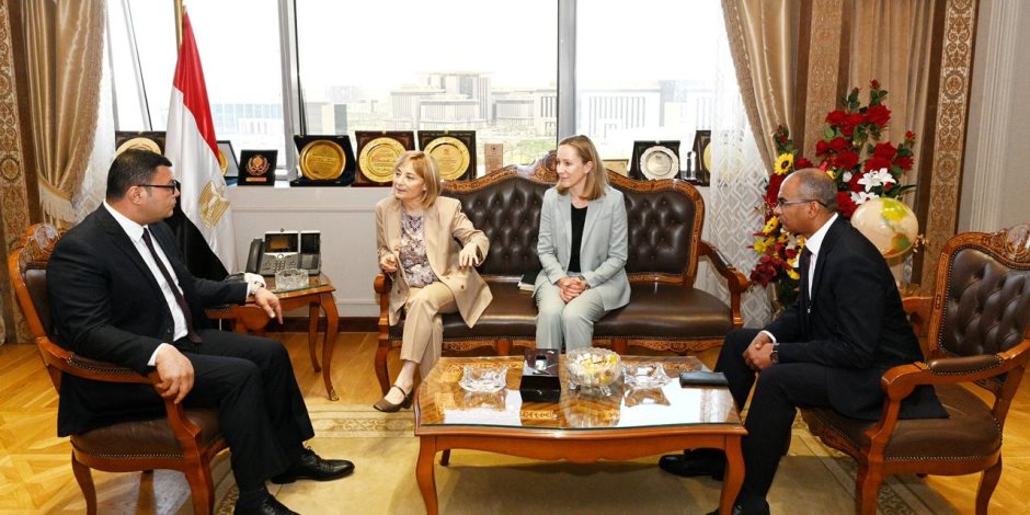 وزير الإسكان يستقبل نائبة رئيس بنك الاستثمار الأوروبي لمتابعة مجالات التعاون المشترك في مشروعات مياه الشرب والصرف الصحي وزير الإسكان يستقبل نائبة رئيس بنك الاستثمار الأوروبي لمتابعة مجالات التعاون المشترك في مشروعات مياه الشرب والصرف الصحي
