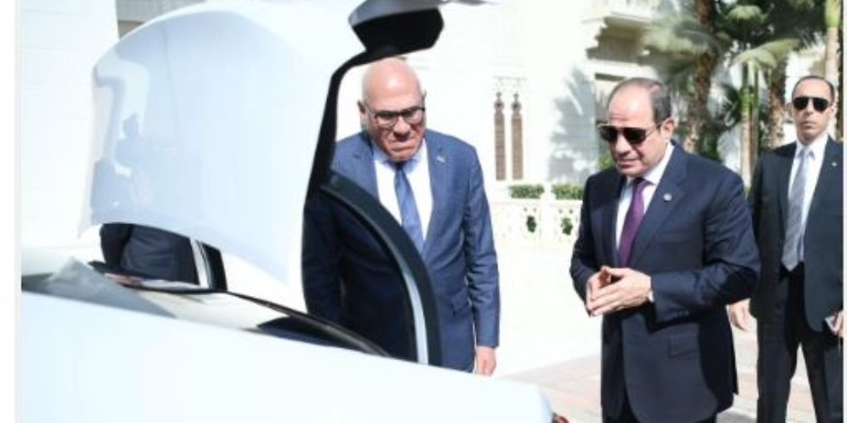 الرئيس السيسى يتفقد عددا من سيارات "سيتروين C4X" المصنّعة محليًا.. فيديو الرئيس السيسى يتفقد عددا من سيارات "سيتروين C4X" المصنّعة محليًا.. فيديو