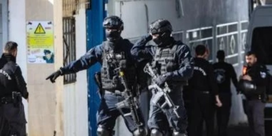 إسرائيل تشكل قوة لمنع الفلسطينيين من الاحتفال بقصف إيران على تل أبيب إسرائيل تشكل قوة لمنع الفلسطينيين من الاحتفال بقصف إيران على تل أبيب
