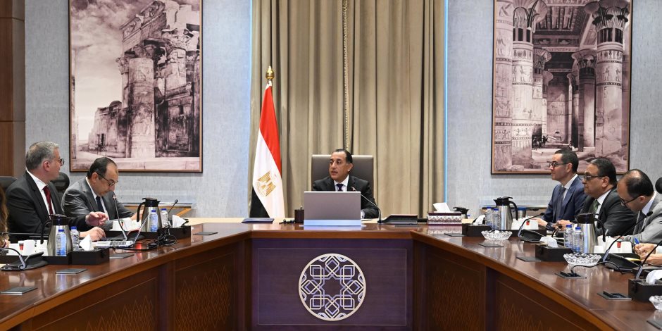 رئيس الوزراء يتابع تنفيذ برنامج الطروحات الحكومية في قطاعي البترول والأعمال العام رئيس الوزراء يتابع تنفيذ برنامج الطروحات الحكومية في قطاعي البترول والأعمال العام