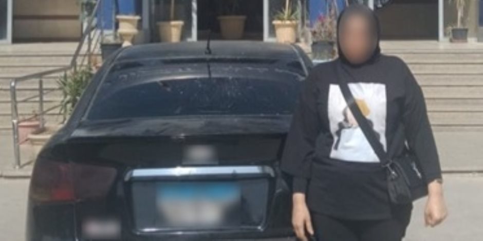 ضبط متهمة بثنى لوحات سيارتها للهروب من المخالفات ضبط متهمة بثنى لوحات سيارتها للهروب من المخالفات