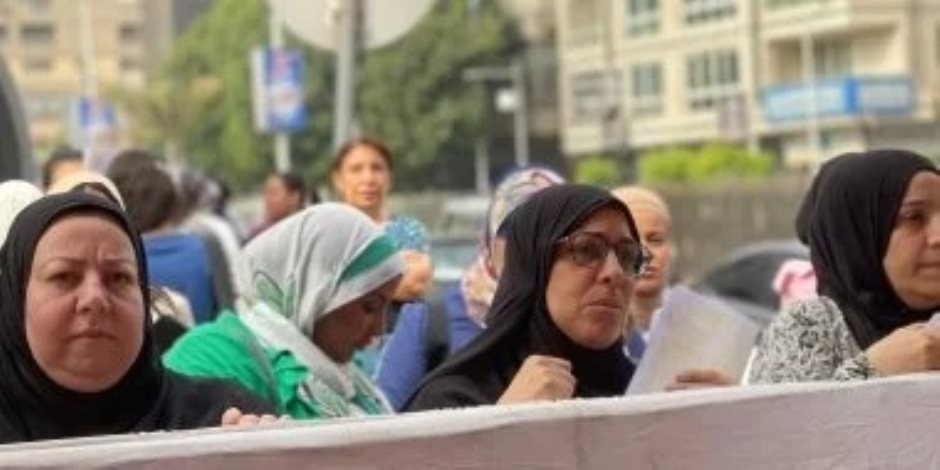 رغم حرارة الطقس.. أولياء الأمور يرافقون أبناءهم في ثاني أيام الثانوية العامة رغم حرارة الطقس.. أولياء الأمور يرافقون أبناءهم في ثاني أيام الثانوية العامة
