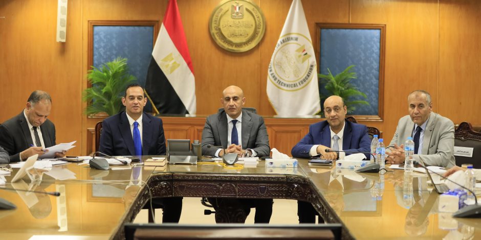 وزير التربية والتعليم يتابع امتحانات الثانوية العامة من خلال غرفة العمليات المركزية بالوزارة وزير التربية والتعليم يتابع امتحانات الثانوية العامة من خلال غرفة العمليات المركزية بالوزارة