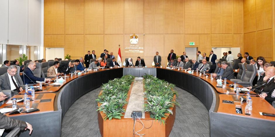 وزير الإسكان يعقد اجتماعه الدوري مع عدد من أعضاء مجلسي "النواب والشيوخ" وزير الإسكان يعقد اجتماعه الدوري مع عدد من أعضاء مجلسي "النواب والشيوخ"
