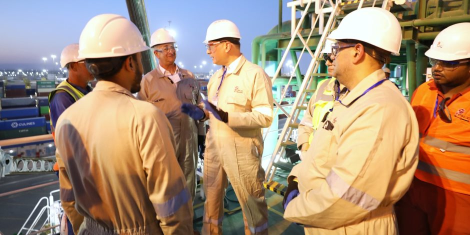 وزير البترول يتفقد ميناء العين السخنة لمتابعة أعمال تجهيز سفينة التغييز "ENERGOS ESKIMO" تمهيدًا لتحركها وربطها على رصيف ميناء سوميد بالسخنة وزير البترول يتفقد ميناء العين السخنة لمتابعة أعمال تجهيز سفينة التغييز "ENERGOS ESKIMO" تمهيدًا لتحركها وربطها على رصيف ميناء سوميد بالسخنة