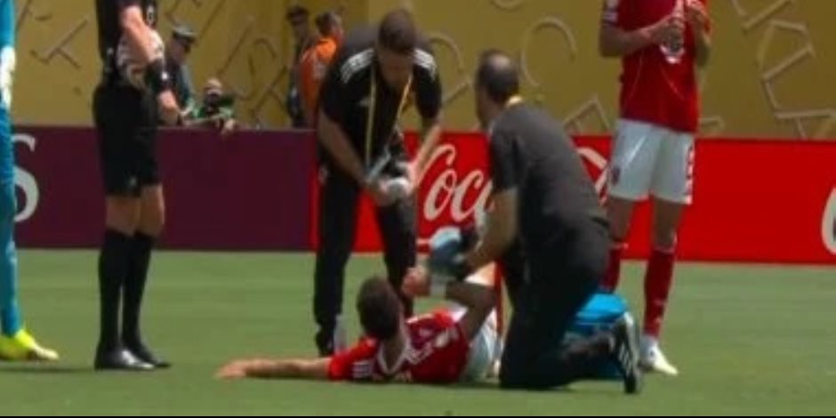 توقف اللعب في مباراة الأهلي وبالميراس لسقوط وسام أبو علي.. وعودة اللاعب بعد تلقي العلاج