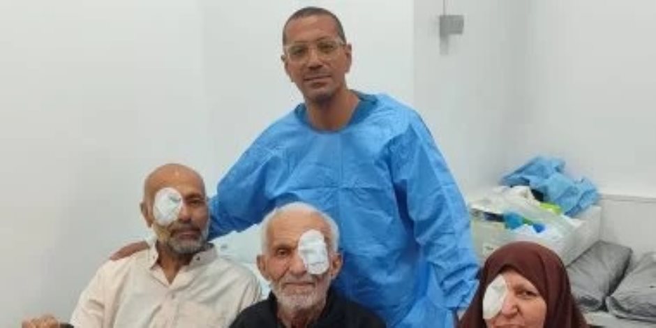 طبيب عيون بقنا يجرى جراحات بالمجان لـ 3 مسنين من غزة