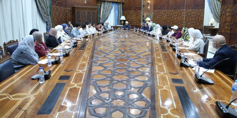 شيخ الأزهر لوفد طلابي من جامعتي جورج واشنطن والأمريكيَّة بالقاهرة: العلم بلا إطار أخلاقي خطر على الإنسانية.. وما يحدث في غزة فضح الصَّمت العالمي شيخ الأزهر لوفد طلابي من جامعتي جورج واشنطن والأمريكيَّة بالقاهرة: العلم بلا إطار أخلاقي خطر على الإنسانية.. وما يحدث في غزة فضح الصَّمت العالمي