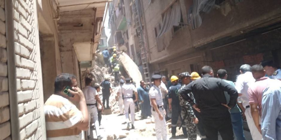 انهيار منزلين في منطقة حدائق القبة.. 5 أسر تحت الركام انهيار منزلين في منطقة حدائق القبة.. 5 أسر تحت الركام