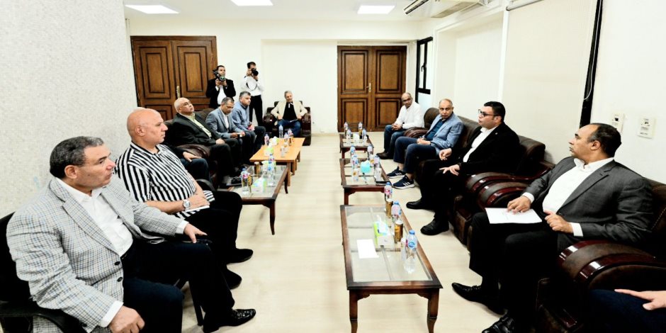 وزير الإسكان ومحافظ المنيا يعقدان اجتماعا مع نواب البرلمان عن المحافظة وزير الإسكان ومحافظ المنيا يعقدان اجتماعا مع نواب البرلمان عن المحافظة