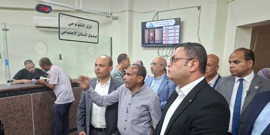 وزير الإسكان يتفقد المركز التكنولوجي لخدمة المواطنين بجهاز مدينة بدر ويتابع موقف المشروعات