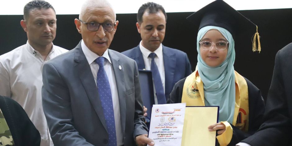 بالأسماء والصور ..محافظ شمال سيناء يكرم العشر الاوائل للشهادة الاعدادية (صور) بالأسماء والصور ..محافظ شمال سيناء يكرم العشر الاوائل للشهادة الاعدادية (صور)