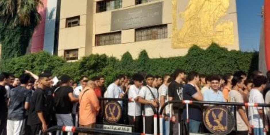 وسط إجراءات مشددة .. بدء دخول طلاب الثانوية العامة إلى لجان امتحان اللغة العربية