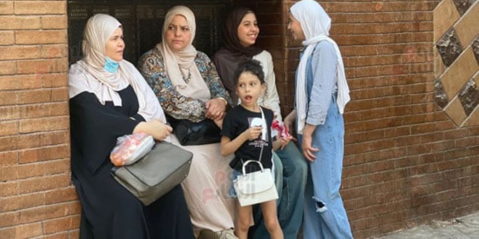 أولياء الأمور يدعمون أبناءهم خارج لجان امتحانات الثانوية بالجيزة بالدعاء