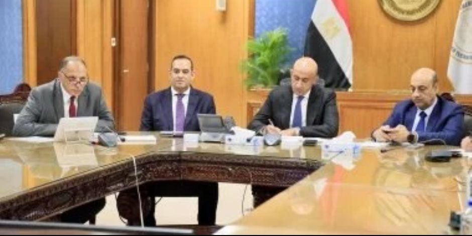 وزير التعليم يتابع انطلاق امتحان العربى للثانوية العامة من غرفة العمليات