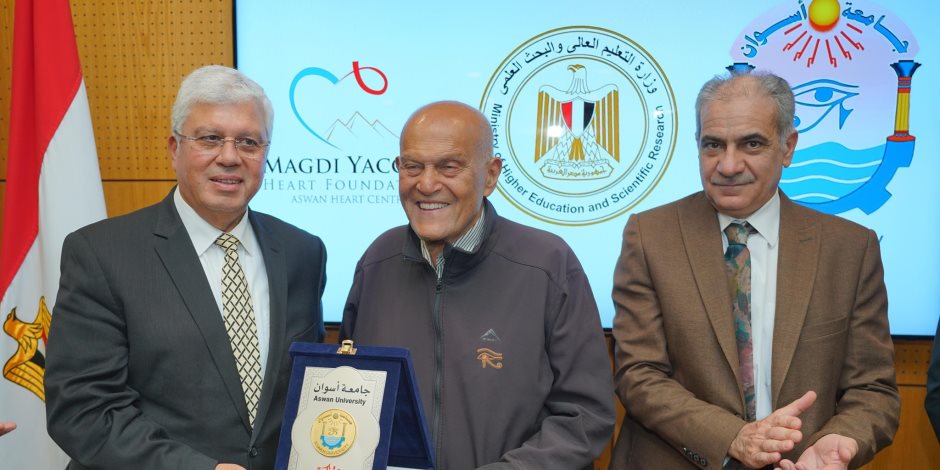 وزير التعليم العالي والبروفيسور مجدي يعقوب يشهدان توقيع بروتوكول تعاون وزير التعليم العالي والبروفيسور مجدي يعقوب يشهدان توقيع بروتوكول تعاون