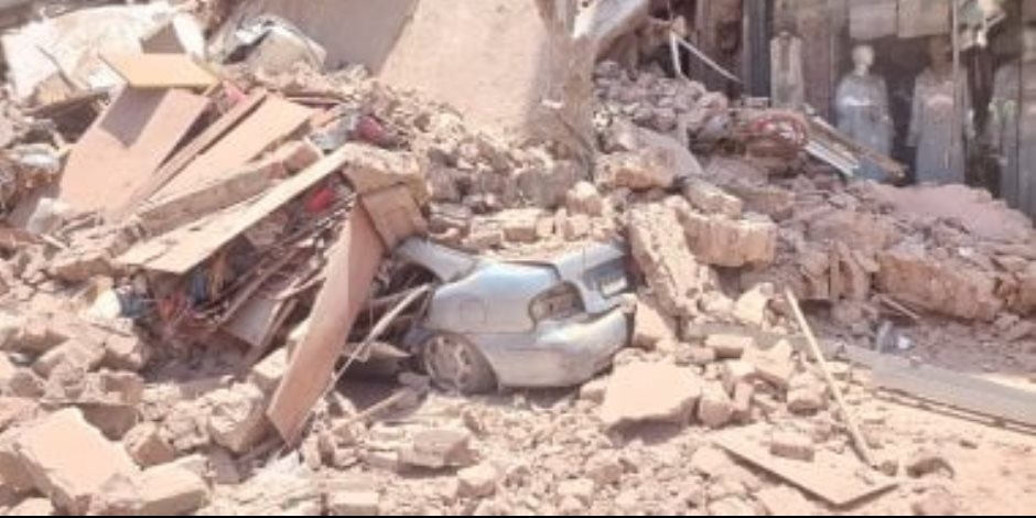 إنقاذ سيدة وطفل من عقار شبرا المنهار.. صور