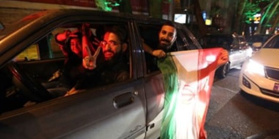 الإيرانيون يحتفلون في شوارع طهران بعد قصف قاعدة العديد بقطر.. فيديو الإيرانيون يحتفلون في شوارع طهران بعد قصف قاعدة العديد بقطر.. فيديو