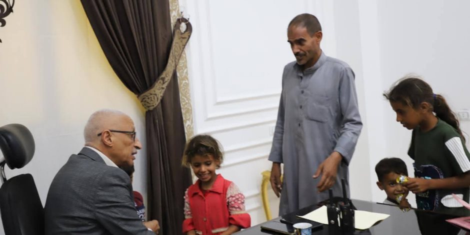 محافظ شمال سيناء يلتقي الطفلة "ملك" بائعة الفشار ويوجه بتوفير مصدر رزق ثابت لأسرتها محافظ شمال سيناء يلتقي الطفلة "ملك" بائعة الفشار ويوجه بتوفير مصدر رزق ثابت لأسرتها