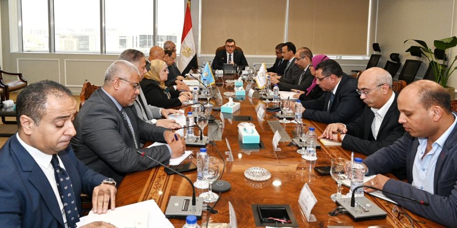 وزير الإسكان يعقد اجتماعاً تنسيقياً لمتابعة آلية عمل وحدتي تنظيم السوق العقارية وزير الإسكان يعقد اجتماعاً تنسيقياً لمتابعة آلية عمل وحدتي تنظيم السوق العقارية