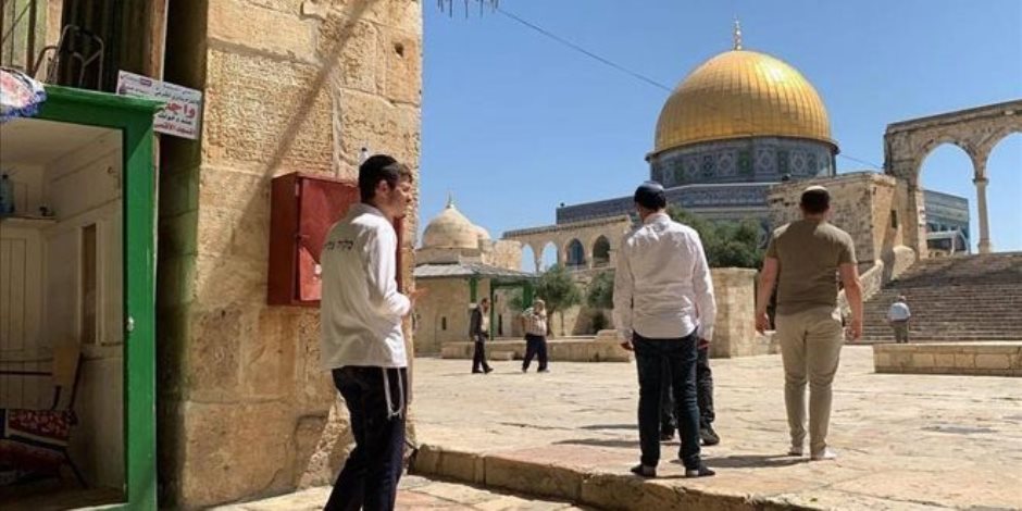 مئات المستوطنين يقتحمون باحات المسجد الأقصى.. ومواجهات فى الضفة بعد ضم أراضى فلسطينية للإحتلال مئات المستوطنين يقتحمون باحات المسجد الأقصى.. ومواجهات فى الضفة بعد ضم أراضى فلسطينية للإحتلال