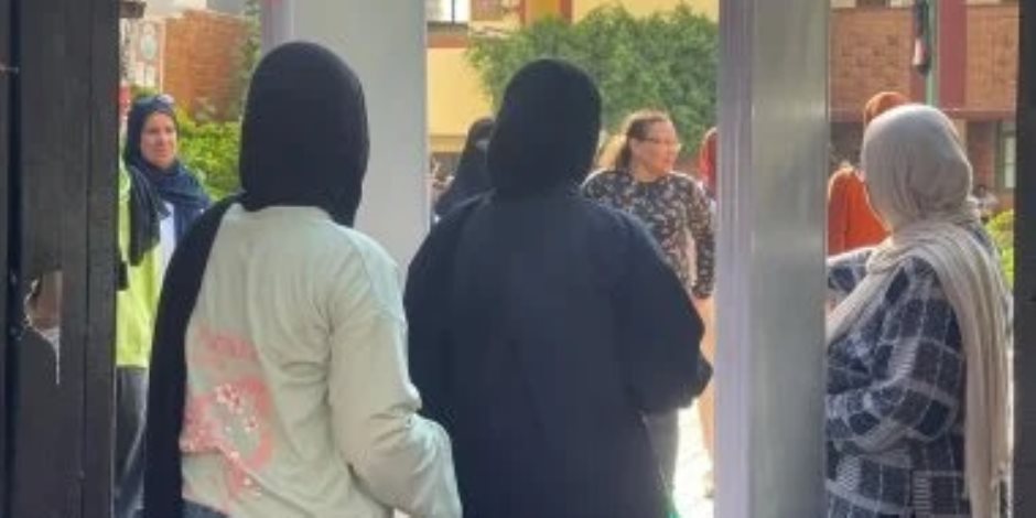 تفتيش طلاب الثانوية العامة بالجيزة قبل دخول لجان امتحان اللغة الإنجليزية