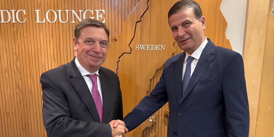 وزير الزراعة يبحث مع نظيره الأسباني تعزيز التعاون المشترك بين البلدين وزير الزراعة يبحث مع نظيره الأسباني تعزيز التعاون المشترك بين البلدين