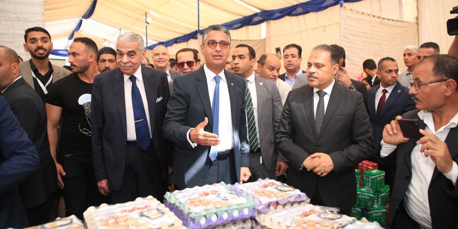 وزير التموين ومحافظ الشرقية يفتتحان سوق اليوم الواحد بالعاشر من رمضان وزير التموين ومحافظ الشرقية يفتتحان سوق اليوم الواحد بالعاشر من رمضان