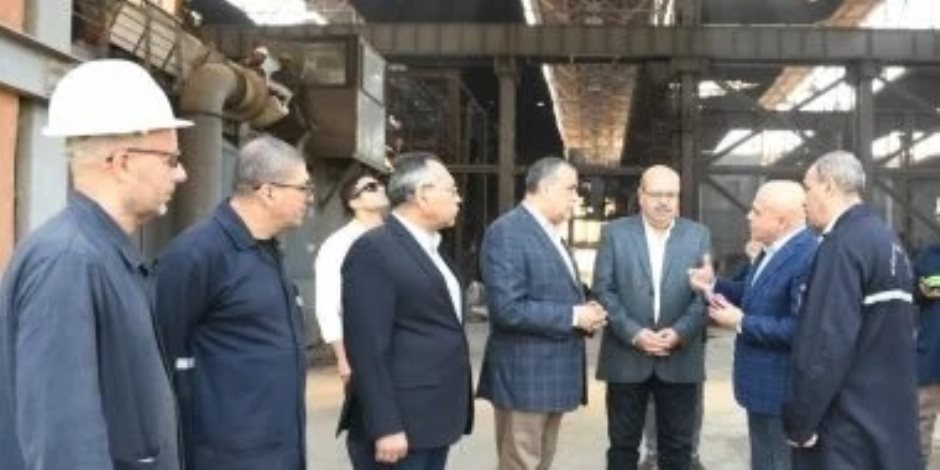 وزير الإنتاج الحربى يتابع سير العملية الإنتاجية بشركة حلوان للمسبوكات