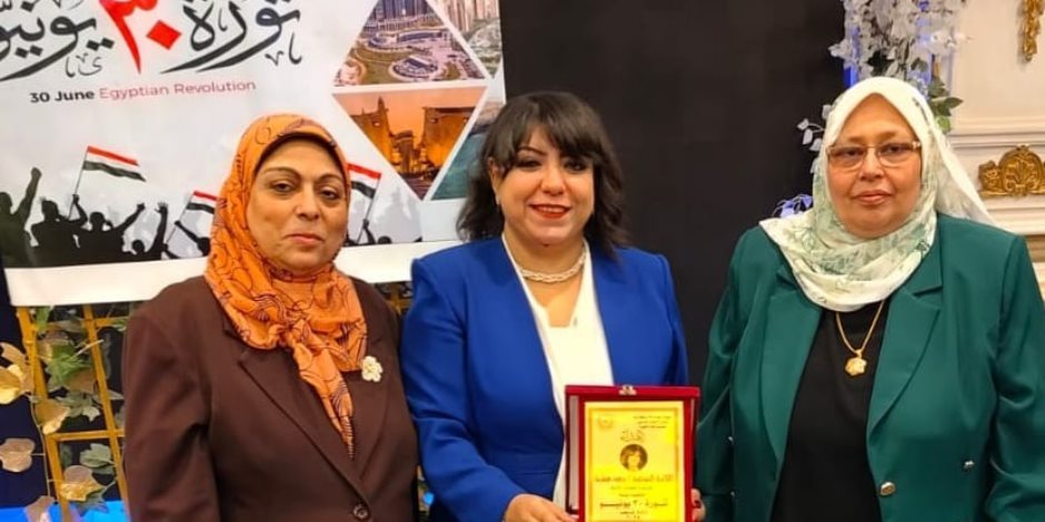 الهيئة العامة للاستعلامات مجمع إعلام الجيزة يكرم الزميلة نرمين ميشيل في الذكرى الـ12 لثورة 30 يونيو الهيئة العامة للاستعلامات مجمع إعلام الجيزة يكرم الزميلة نرمين ميشيل في الذكرى الـ12 لثورة 30 يونيو