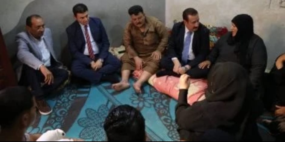 محافظ المنوفية يقدم العزاء لوالد سائق حادث الطريق الإقليمى بمنزله.. صور
