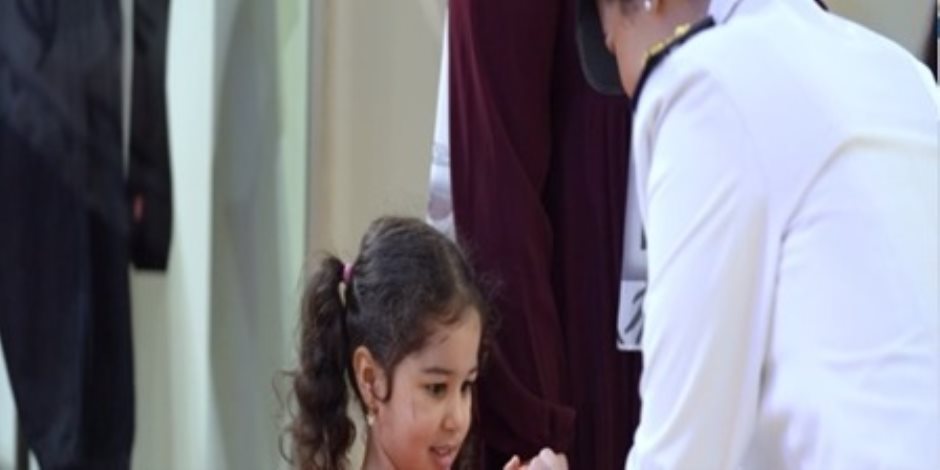الداخلية تشارك المواطنين الاحتفال بذكرى 30 يونيو (فيديو) الداخلية تشارك المواطنين الاحتفال بذكرى 30 يونيو (فيديو)