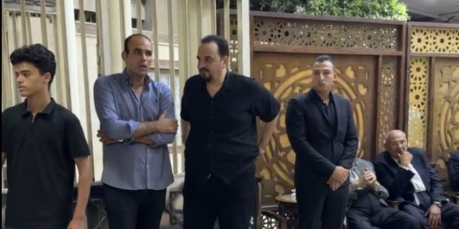 وصول خالد جلال وحمزة العيلى لتقديم واجب العزاء فى والدة هشام إسماعيل