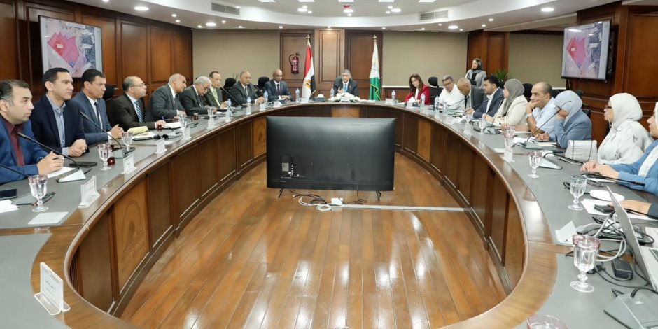 محافظ الجيزة يبحث مع نائب وزير الإسكان حلول مشكلات مياه الشرب والصرف الصناعي بأبو رواش