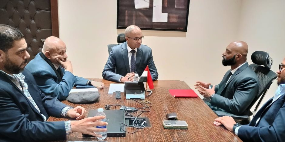 نائب وزير الإسكان يناقش مع مسئولي تحالف عالمي التصنيع المحلي للمهمات الكهروميكانيكية