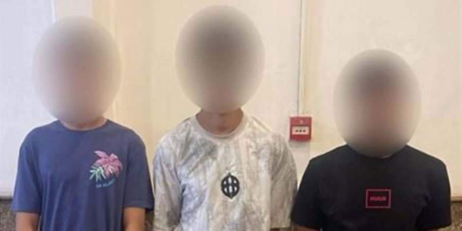 كشف ملابسات فيديو تضمن تعدي شاب بركل فتاة في الشارع بالإسكندرية.. وضبط مرتكبى الواقعة