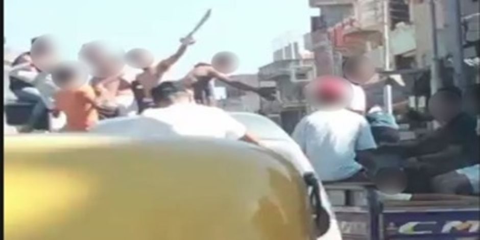 كشف ملابسات قيام مستقلي سيارتين ومركبة "تروسيكل" بتعطيل الحركة المرورية والتلويح بأسلحة بيضاء بالبحيرة كشف ملابسات قيام مستقلي سيارتين ومركبة "تروسيكل" بتعطيل الحركة المرورية والتلويح بأسلحة بيضاء بالبحيرة