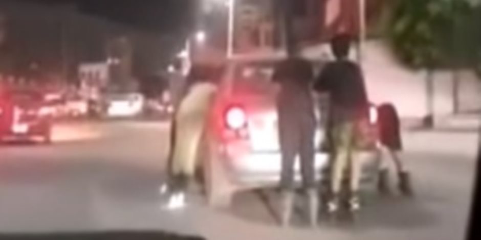 كشف ملابسات قيام قائد سيارة ملاكي بالسماح لأطفال بالتعلق بالسيارة من الخارج بالشرقية كشف ملابسات قيام قائد سيارة ملاكي بالسماح لأطفال بالتعلق بالسيارة من الخارج بالشرقية
