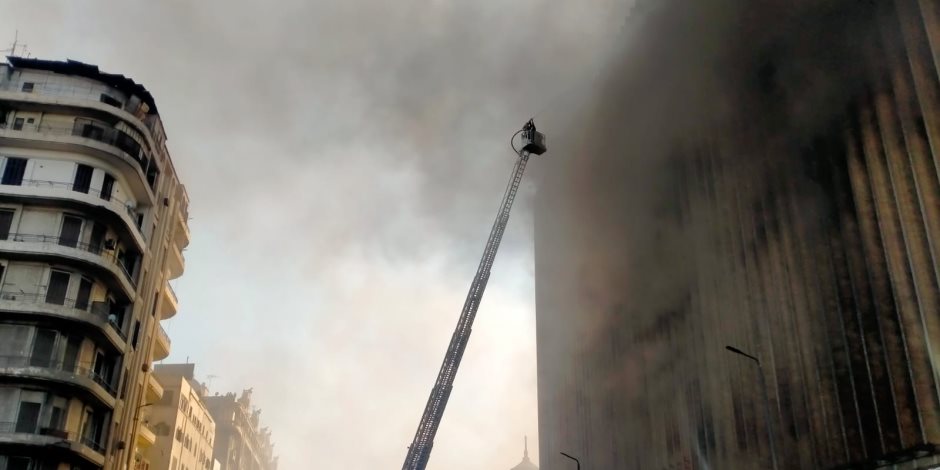 محافظ القاهرة يصل موقع حريق سنترال رمسيس والحماية المدنية تواصل السيطرة على النيران (صور) محافظ القاهرة يصل موقع حريق سنترال رمسيس والحماية المدنية تواصل السيطرة على النيران (صور)