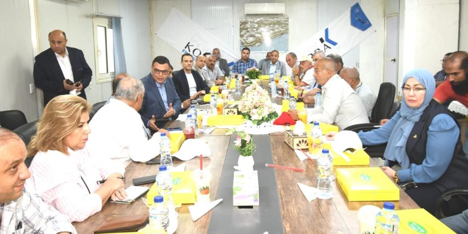 وزير الإسكان يعقد اجتماعا مع الشركات العاملة بحدائق تلال الفسطاط وزير الإسكان يعقد اجتماعا مع الشركات العاملة بحدائق تلال الفسطاط