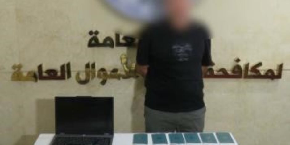 ضبط عنصر جنائي بالجيزة لقيامه بتزوير المحررات الرسمية والنصب على راغبي السفر للخارج ضبط عنصر جنائي بالجيزة لقيامه بتزوير المحررات الرسمية والنصب على راغبي السفر للخارج