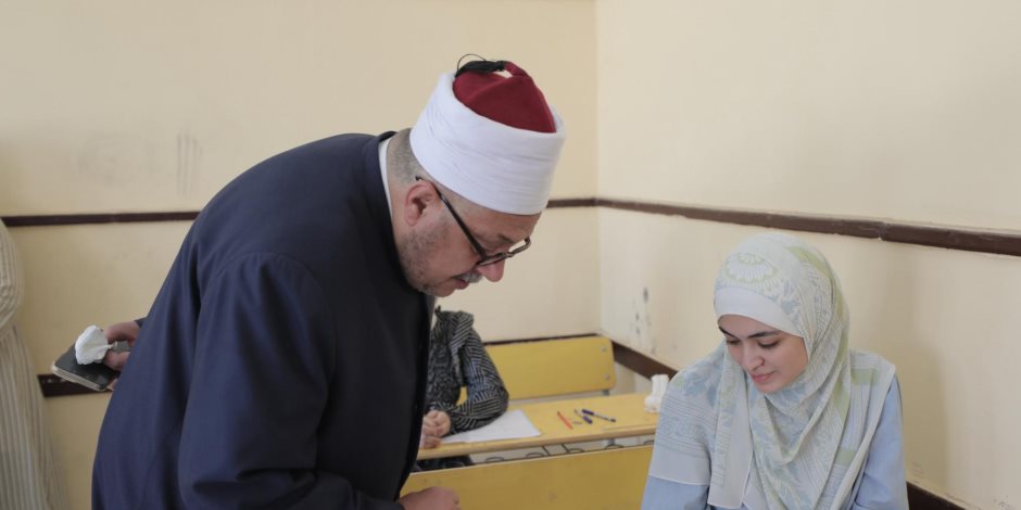 طلبة العلمي بالثانوية الأزهرية يختتمون الامتحانات بمادة التفسير طلبة العلمي بالثانوية الأزهرية يختتمون الامتحانات بمادة التفسير