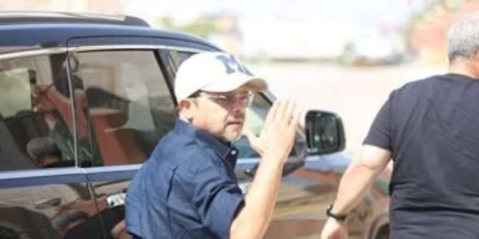 حلمى وهنيدى ومحمد سعد ونجوم الفن يشيعون جثمان المخرج سامح عبد العزيز