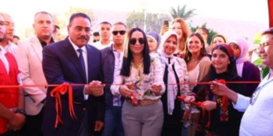 وزيرة التضامن تتفقد أروقة معرض "ديارنا للحرف التراثية" بالساحل الشمالى بحضور محافظ مطروح وزيرة التضامن تتفقد أروقة معرض "ديارنا للحرف التراثية" بالساحل الشمالى بحضور محافظ مطروح
