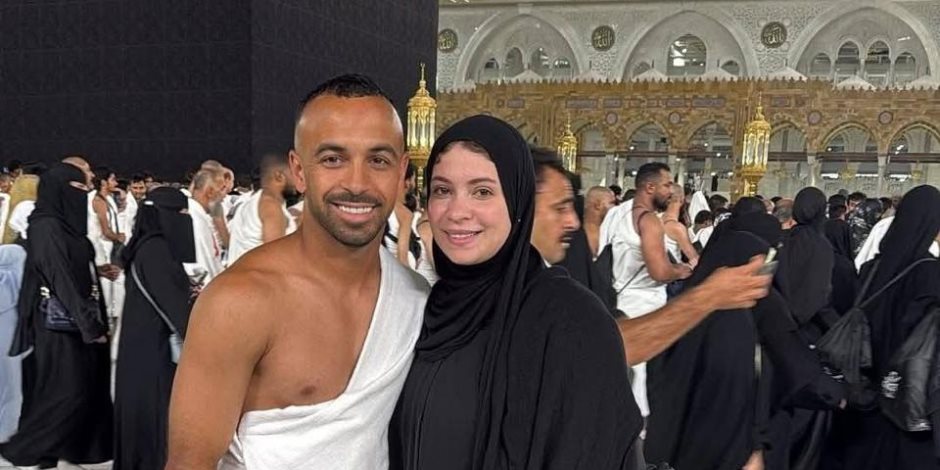 أفشة يؤدي مناسك العُمرة برفقة زوجته قبل انتهاء إجازة الأهلي أفشة يؤدي مناسك العُمرة برفقة زوجته قبل انتهاء إجازة الأهلي