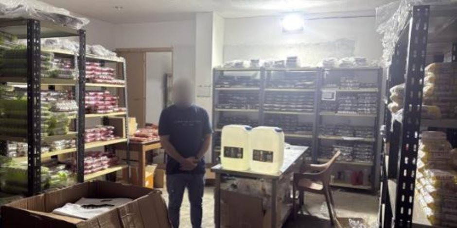 ضبط شخص بالقاهرة لقيامه بإدارة مصنع بدون ترخيص لإنتاج وتصنيع سائل أجهزة التدخين الإلكترونية ضبط شخص بالقاهرة لقيامه بإدارة مصنع بدون ترخيص لإنتاج وتصنيع سائل أجهزة التدخين الإلكترونية